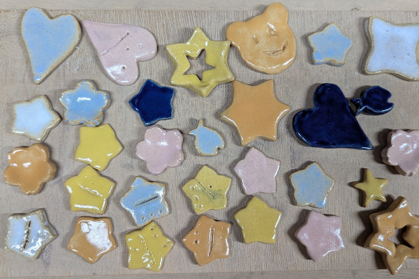 体験教室でつくった、星やハートの形のカラフルな小皿